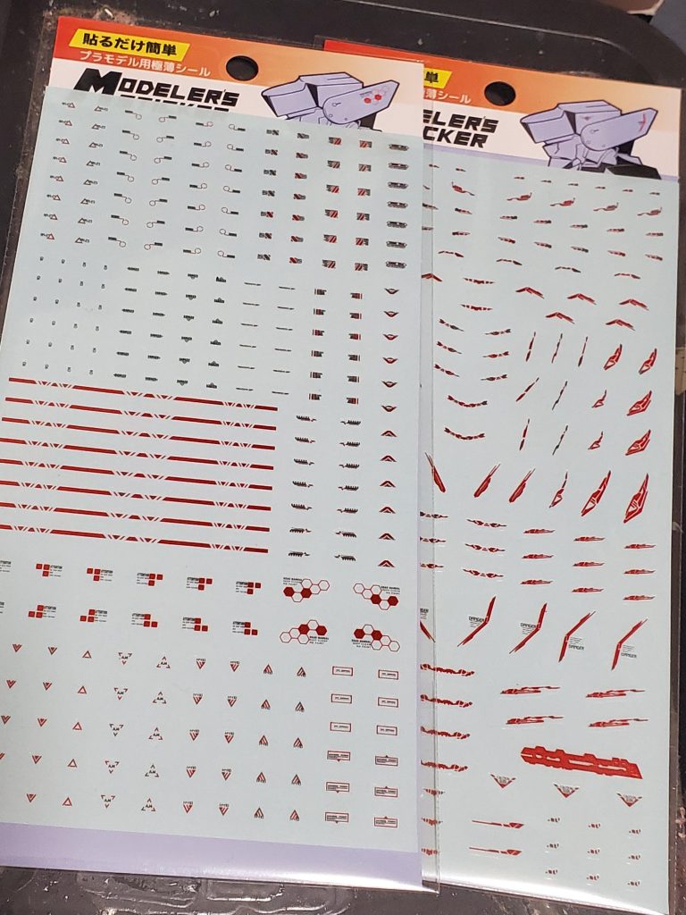 ネットで見かけてSeriaにソッコー探しに行ったプラモデル用マーキングシール✨コーション系のとRG風?のラインデカールの2種、それぞれ赤と白があります。