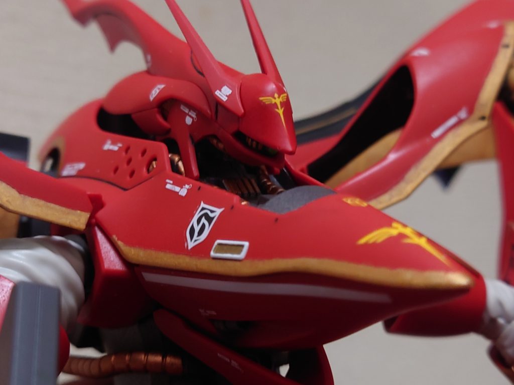 顔周りのアップ。デカールで色々とごまかします。