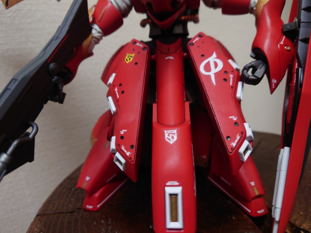 モモ？スカート？部分は一部スジボリの代わりに丸モールドを彫り込んで黒で塗りました。理由は特にないですが、ディテールアップになるかな？と思いまして。