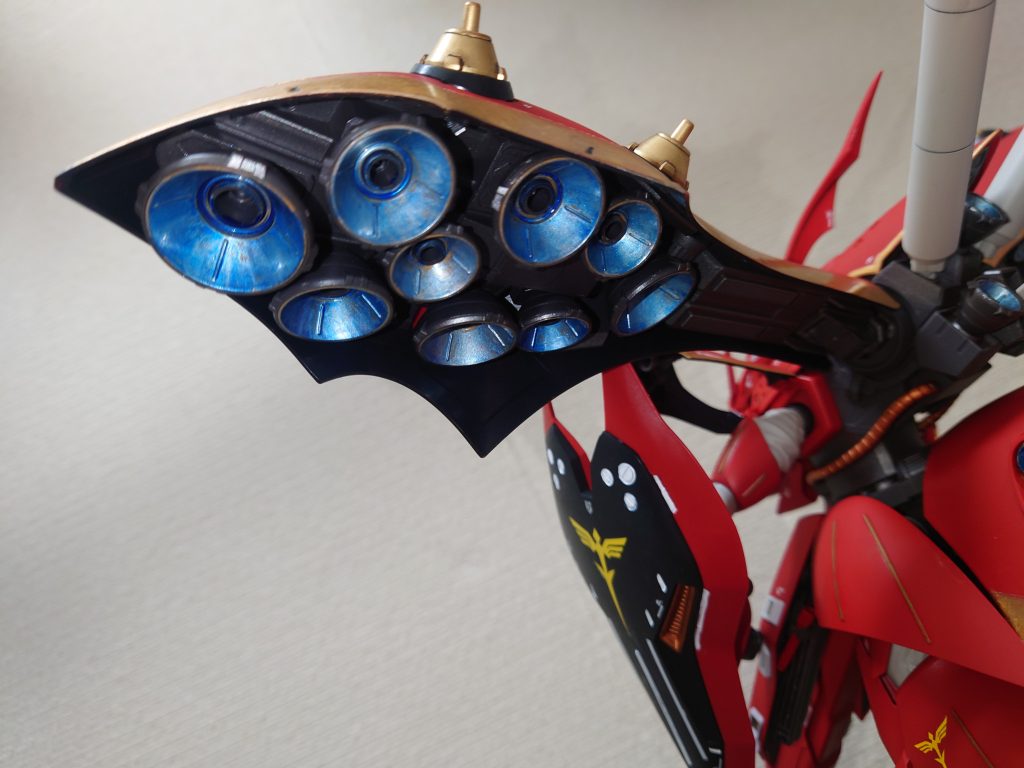 バーニア内部はガンダムマーカーのメッキシルバー、上塗りで限りなく薄く水性のクリアブルー塗ってます。厚塗するとシルバー部分を剥いでしまうため、注意が必要なのと、まあこんなもんだよなという妥協が必要だと思います。