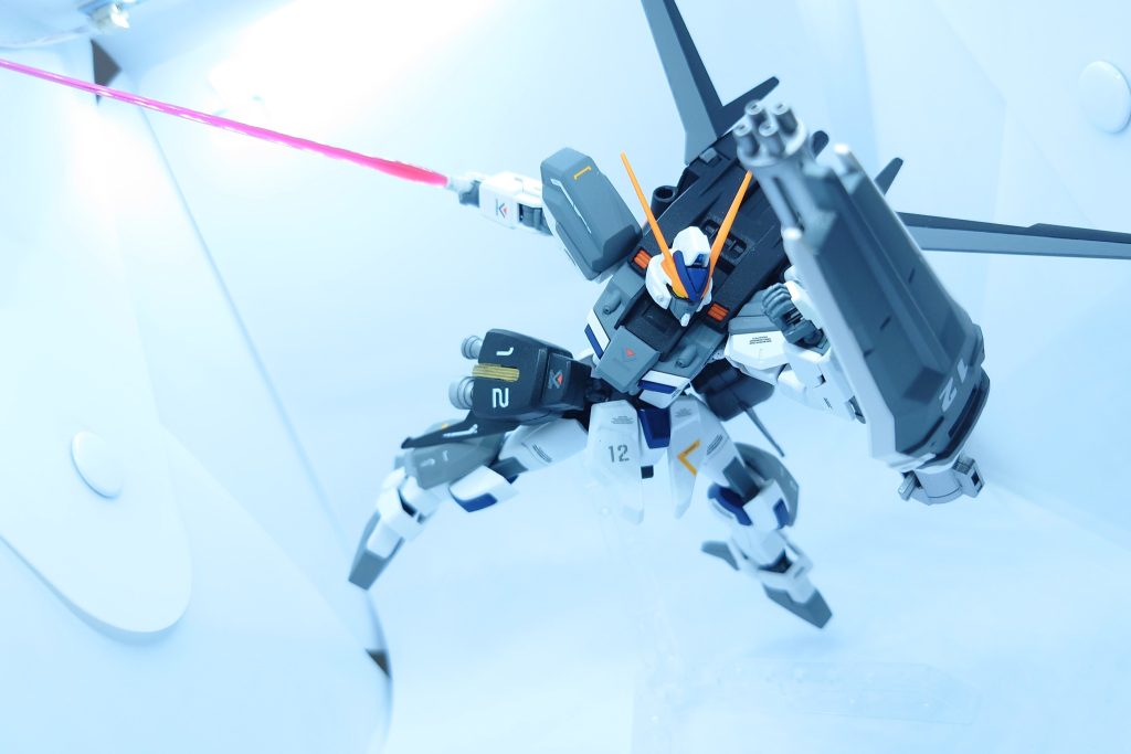 ビームサーベル一般機との共通装備。エールストライカーに装備された2本を基本とするため、本体にサーベルラックを持たない。