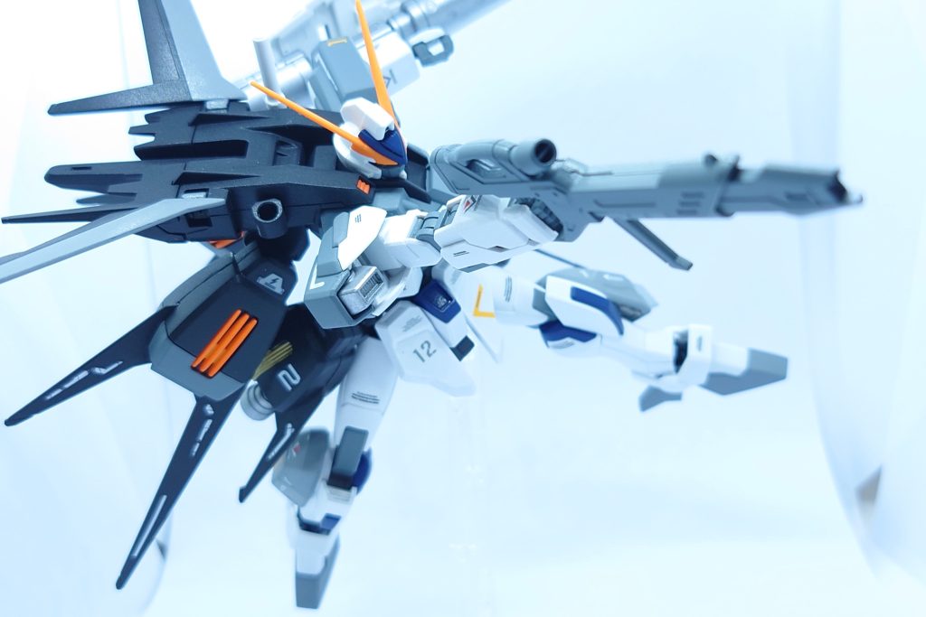 バックパック　エールストライカーファントムペインによる実戦運用データ反映により、1G下での推力飛行を可能とするほど出力が強化されている。