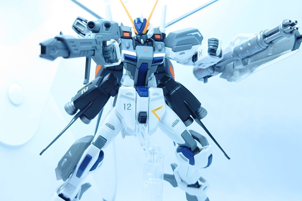 元々は試験目的で辺境の駐屯基地守備隊に配備されていたが、MA開発を優先した連合上層部の意向から評価が後回しにされており、そのまま大戦に突入。実戦ではザクタイプを機動力で翻弄する様子を見せており、ファントムペインへの編入の可能性もあったが反ロゴス時勢になったことで立ち消えになる。その後は親コーディネーター系組織やブルーコスモスによる散発的なパルチザンに対抗するため国境駐屯軍に配備された。