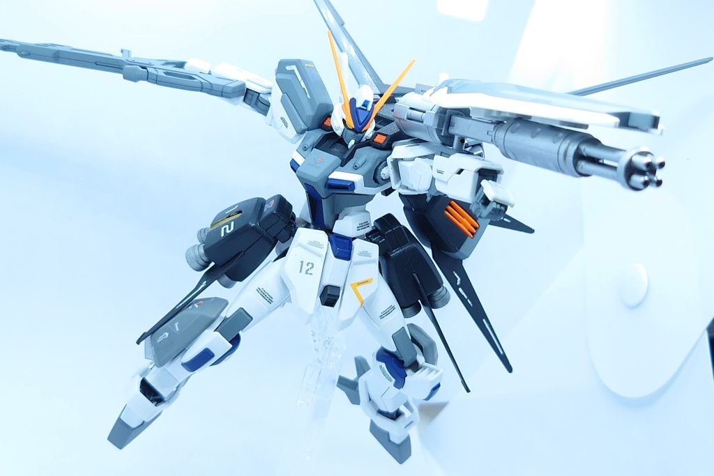 ガトリングシールドiwspのコンバインドシールドを参考に、より大型・大口径化した実弾火器。一分間に7000発の強化チタンカーバイト弾発射が可能で、これは元になったガトリングより連射レートが落ちているが、単発の威力向上により実質火力は上回っている。