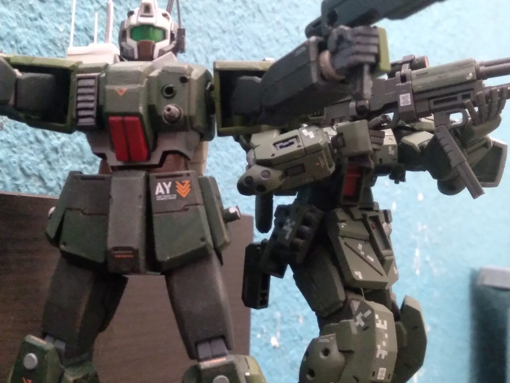 The GM Ground Custom is equipped with twin beam rifles that can be stored on the side skirts