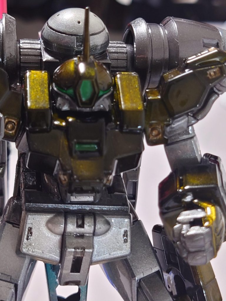 黒を下地に、ゴールドで軽いグラデーションをかけて茶色と黄色と緑色を調色してキャンディー塗装してます。仕上げはテカテカにしたかったので、ウレタンクリアーを吹いてます。