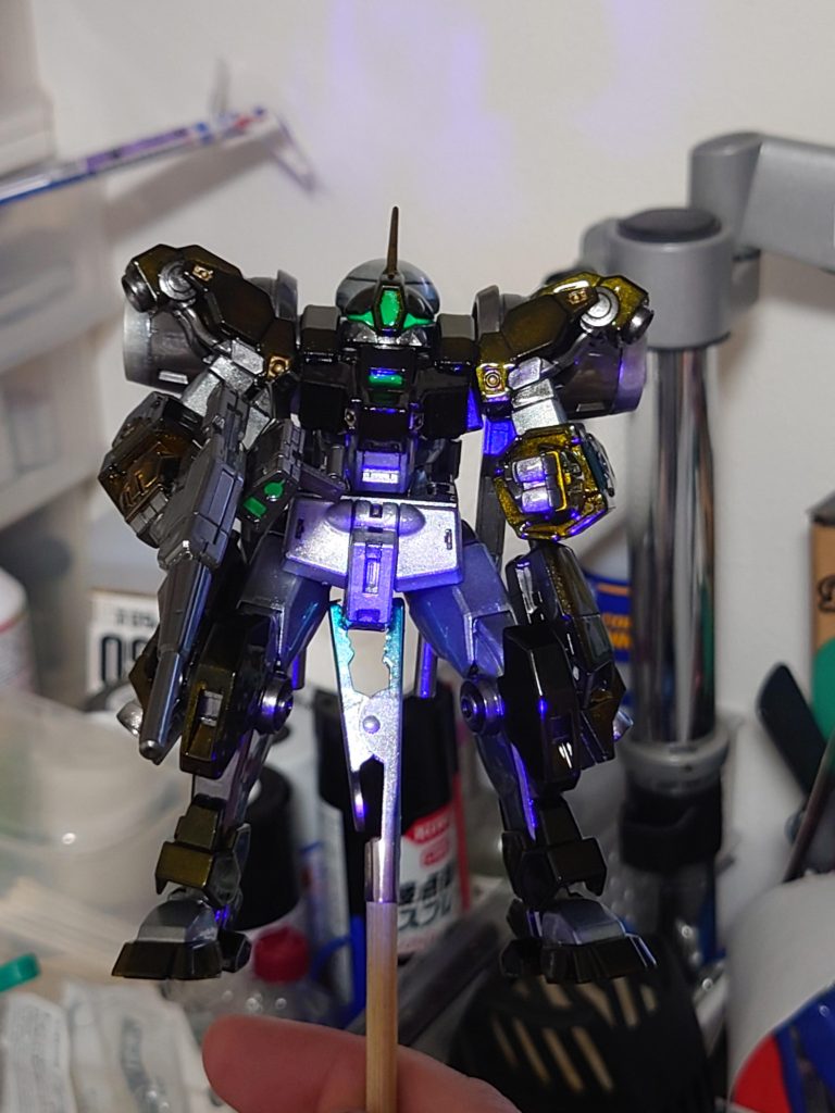 蛍光塗料を使ってるので紫外線で光ります