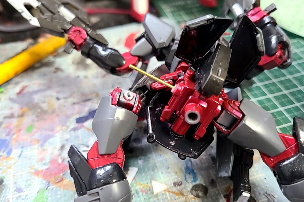 試しにグリグリ動かしてたら悲劇発生関節がKPS故ネジ切れてしまった()ポリキャップレスのガンプラ(特にインジャ)はこれがよく発生するからホントポリキャップレス勘弁してほしい……(真鍮線通して治そうとも考えたけど諦めて予備のインジャの関節を移植してきた) 