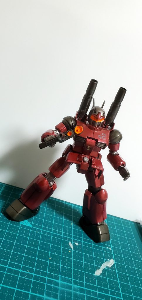 全身カット。胴体のメインカラーはメタルブラッディレッド頭部、関節、排気ダクトは焼鉄色キャノン、肩部、足部は黒鉄色メインカメラ、センサーは蛍光オレンジで今回塗装してみました( *・ω・)ノ…めちゃくちゃ悪役っぽいカラーリングですねwジオン兵からみたガンキャノンってこんな感じで見えていたんでしょうか??