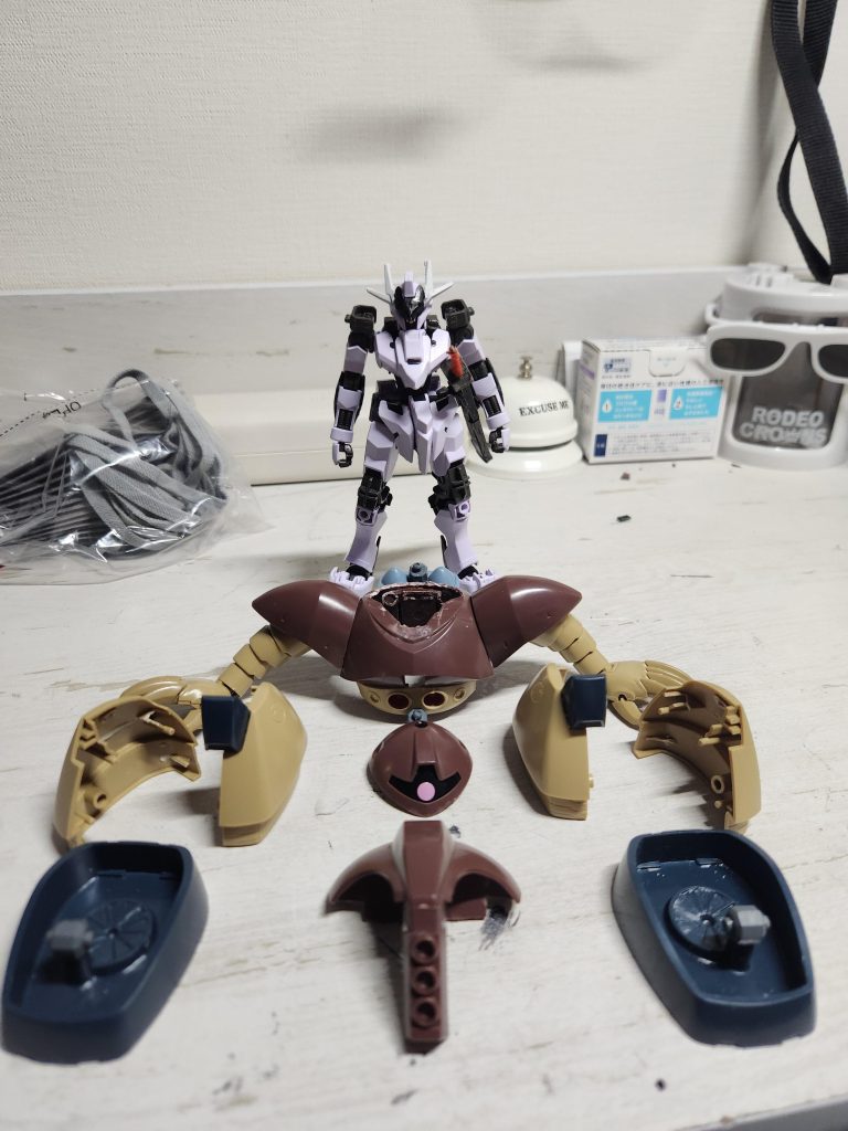 ちなみにゴックの偽装を外した時の本体と偽装アーマーの状態