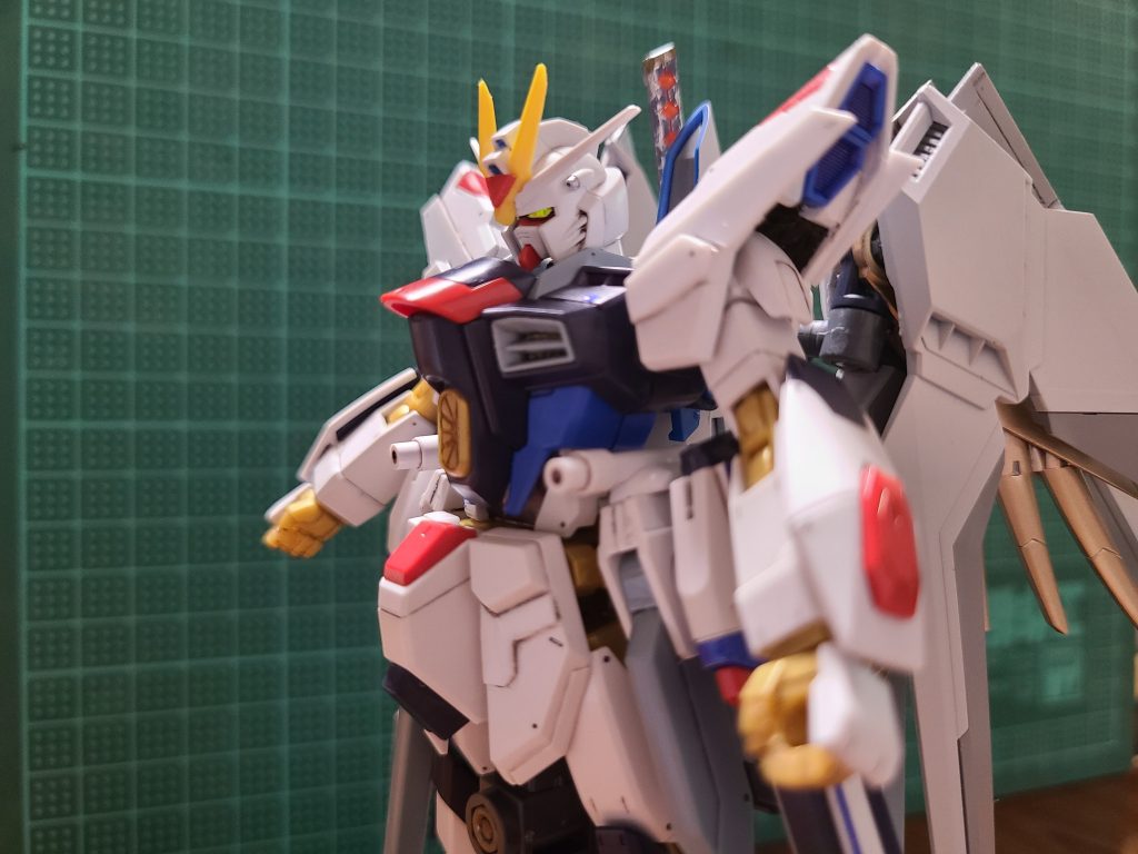 肩とスカートにプラ板を貼り付けて、弐式に寄せました。