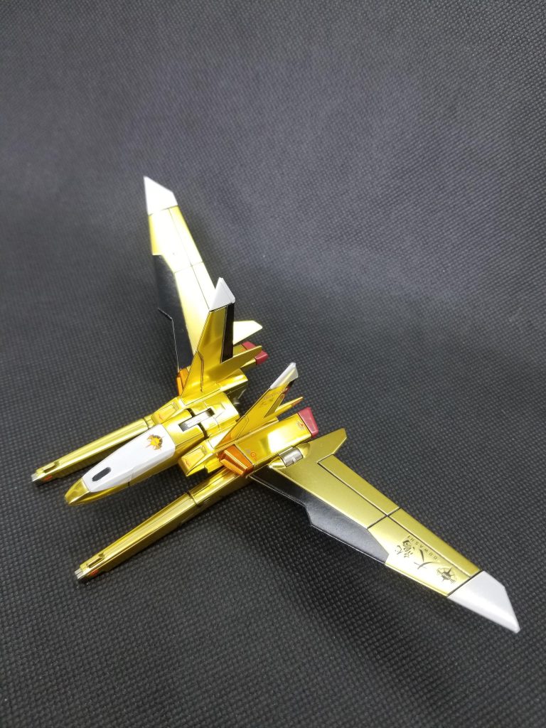 こちらはオオワシパック。オーブのマーキングを入れてみました…あ、ウソ言いました❗全塗装じゃないですね💦このオオワシパックのブラック部とホワイト部はシールのまんまです。そう、病室で貼り付け作業したまんまですね😅上からクリア吹いてるんでよしとしましょう(え？w)