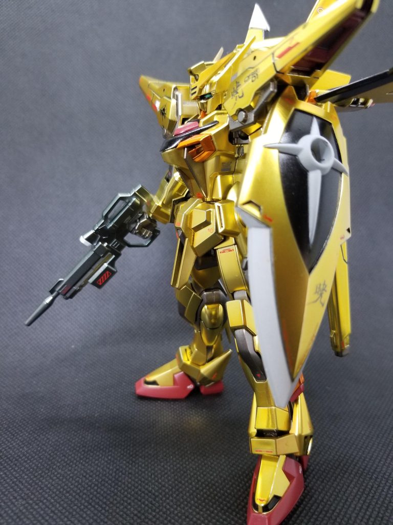 サイドショット②。一番手が掛かったのはシールドでした。うん、塗り分けが大変だもの…今のバンダイさんならきっと別パーツ化できるょね？(笑)