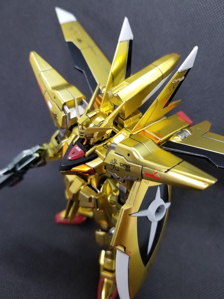 お気に入りの斜め俯瞰ショット。ブレードアンテナは正面、サイド共にシャープ化。やっぱ定番の作業ですかね。欲を言えば肩アーマーの天板はパーツ分けして欲しかった😢