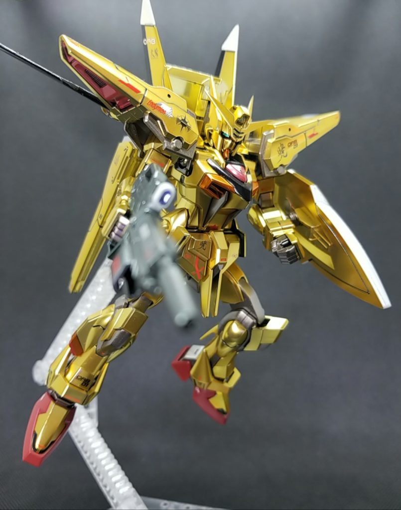 飛行ポーズにて。オオワシパックは大気圏内飛行用らしいので本来ならカガリのマーキングが相応なんでしょうが、今回は映画の影響もありムーのマーキングにしました😁💦