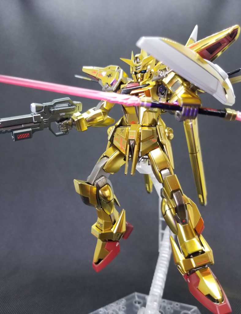 ポーズ変わってビームサーベル装備。このオオワシの装備、すべてに自衛隊風和名がついているのだとか。因みにこのビームサーベルは『73J2式試製双刀型ビームサーベル』