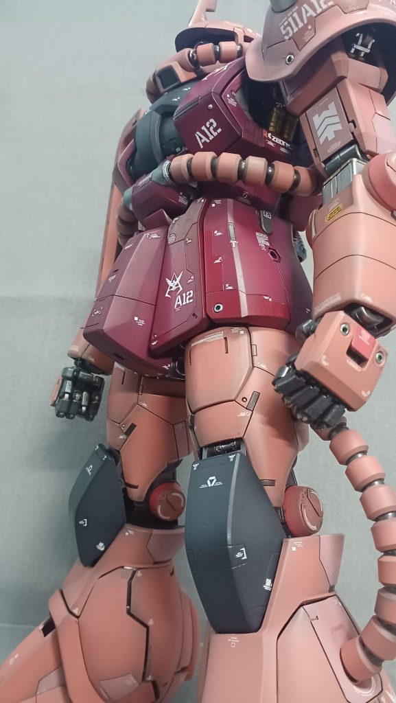 基本色はピンク黒下地からのガンダムカラーシャアピンクとそれに白を混ぜて2色で色分けしました濃い赤黒下地からのシャアレッドとマルーンの2色で色分けしましたグレー黒下地からのジャーマングレー