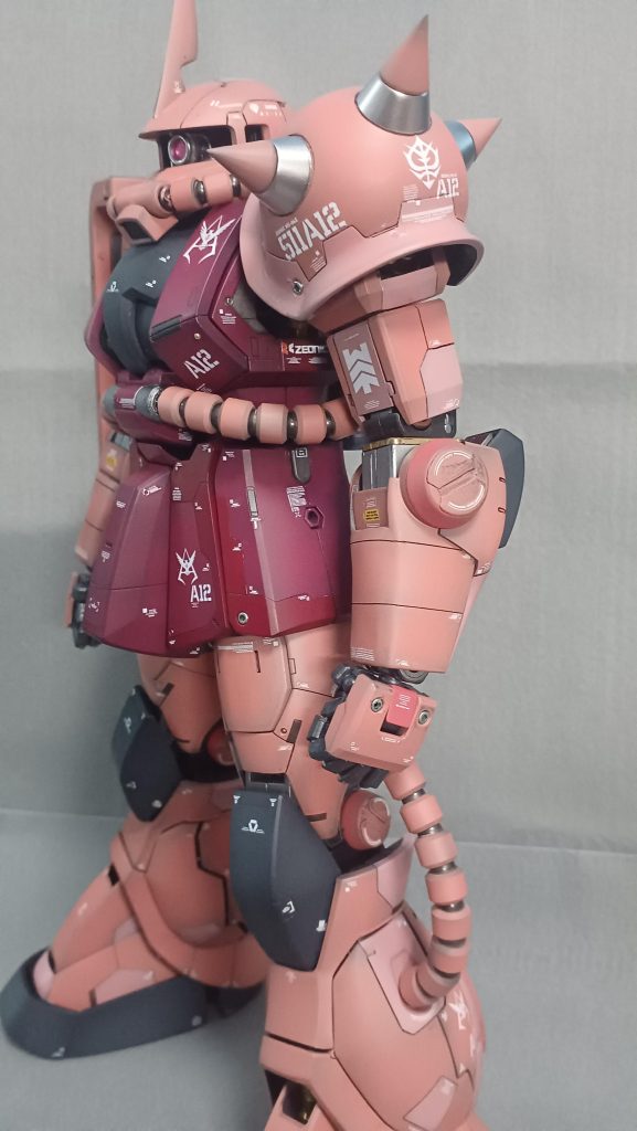 腕の前部が平らだったのでエポパテで少しボリューム出しましたスパイクアーマー等目立つ合わせ目は全て消しました