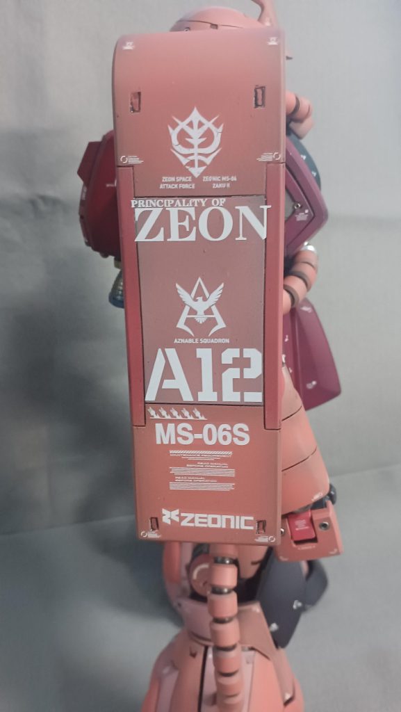 塗装が終わってまず最初にテンション上げるのにシールドからデカール貼り始めました