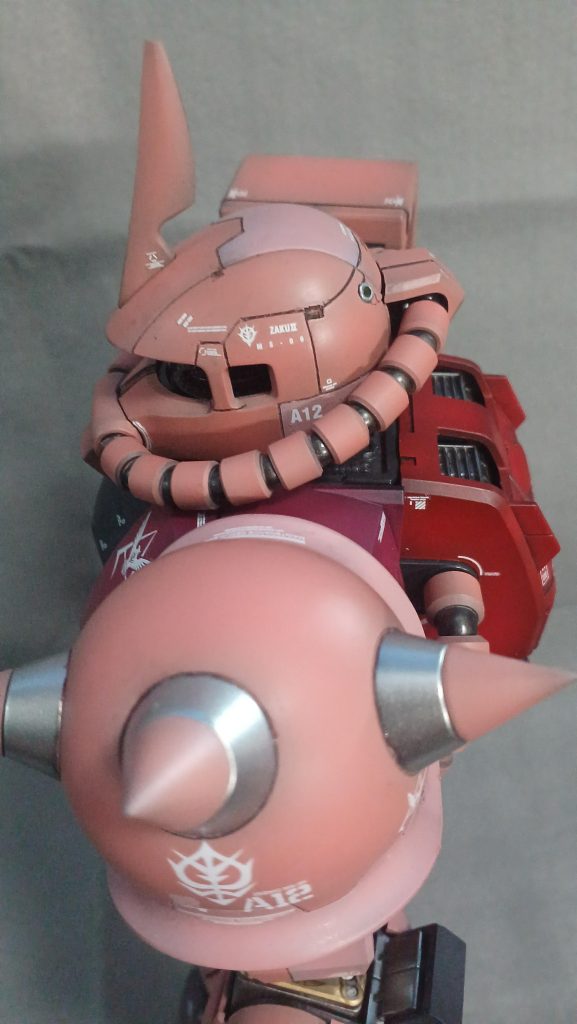 頭部のスジボリはザクヘットとかを参考にしてますPGのデカさに少し感動してます合間合間にアーティファクトとかやってたんで振り幅で脳内少しバグってました