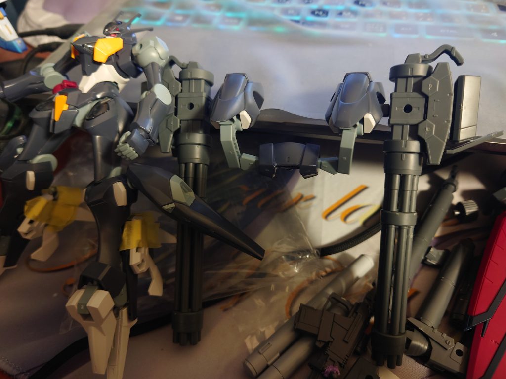 ファラクトのバックパックを腰に装着する事に決め、隣が寂しかったのでジャイアントガトリングを装着。足部の方はコラキとスラスターに変更。