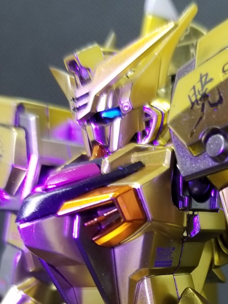 バストショット。もちろんツインアイはUVライトでビコ～ン仕様となっております。ん～、なかなか素敵なお顔立ち🎵