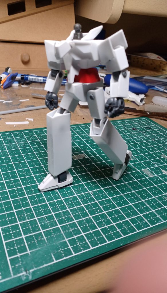 間接がプラプラしないので歩くポーズも行けますね。(ぶれてますねスマセン)