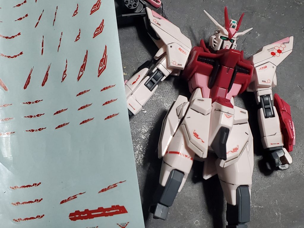 貼ってみた感じ、ガンプラ付属のモノより幾分薄いかな?段差もそんなに気になりません(個人的にですが)