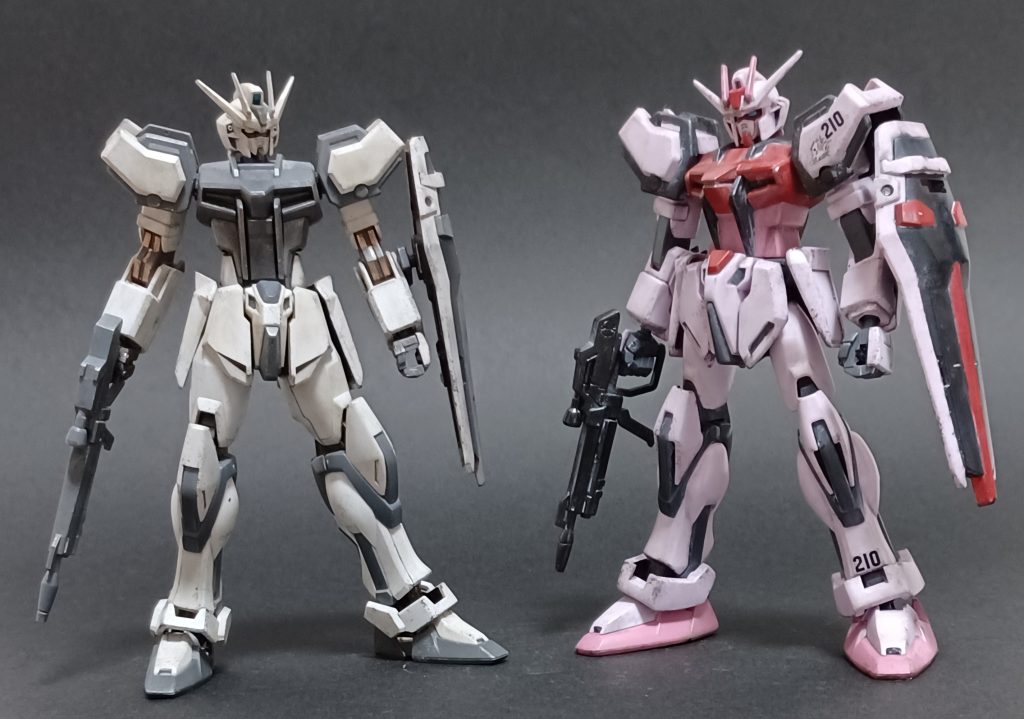 以前に作ったディアクティブモードのストライクと並べて撮影。ストライクルージュ本体を作って更にもう一体のストライカーパック(I.W.S.P.)を作ったので、実感で言うと二体分のボリュームを感じたなあ。