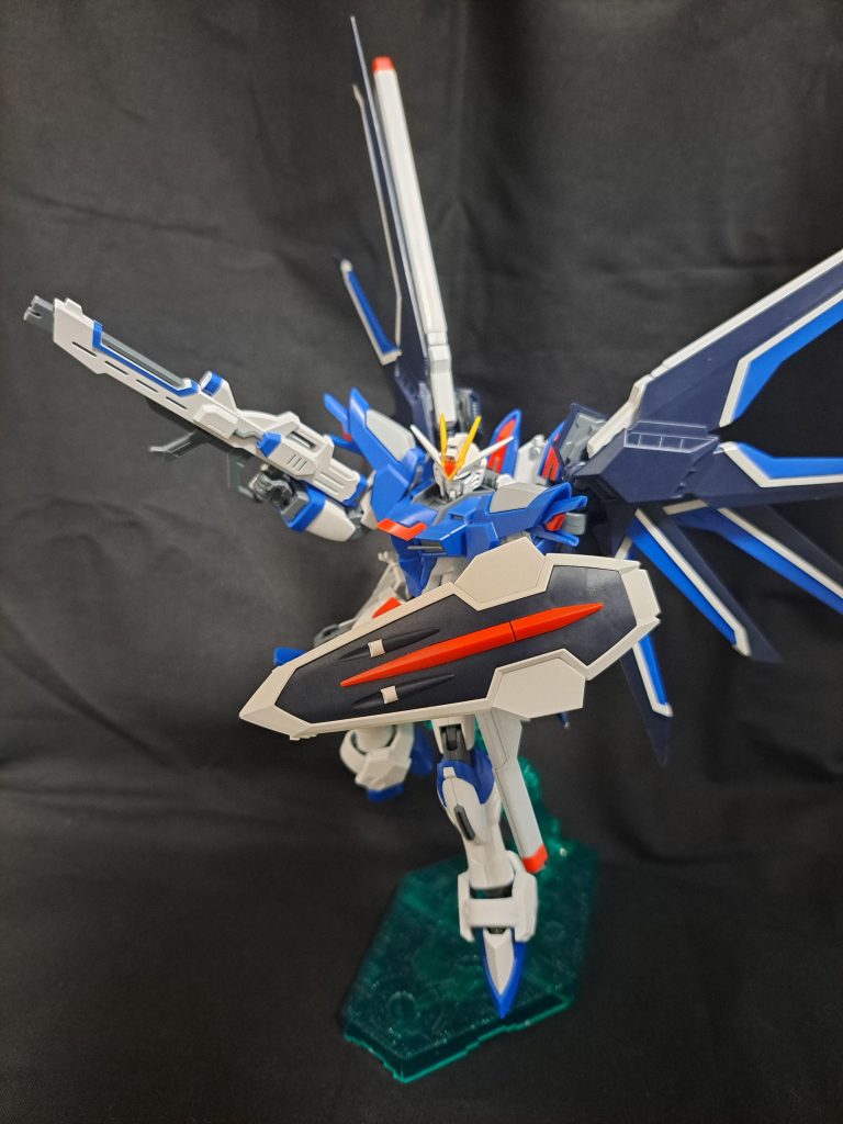 本来改造用の素体として買ったものなので完全素組み、一部シールも貼っていない状態です。