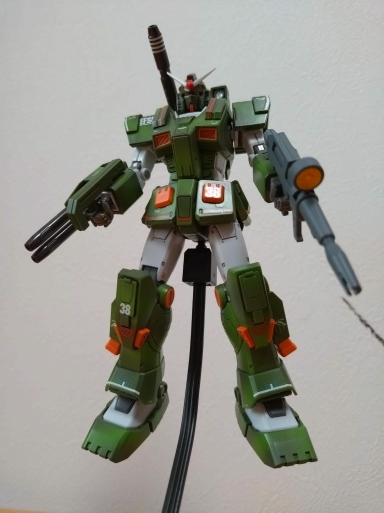 フルアーマーガンダムです。基本成型色ですが緑の部分は上から明るい緑で迷彩っぽく塗装しましたが明るい緑を太く吹きすぎて分かりづらいですね。ビームライフルは普通の（オリジンでない）ガンダムのものです。