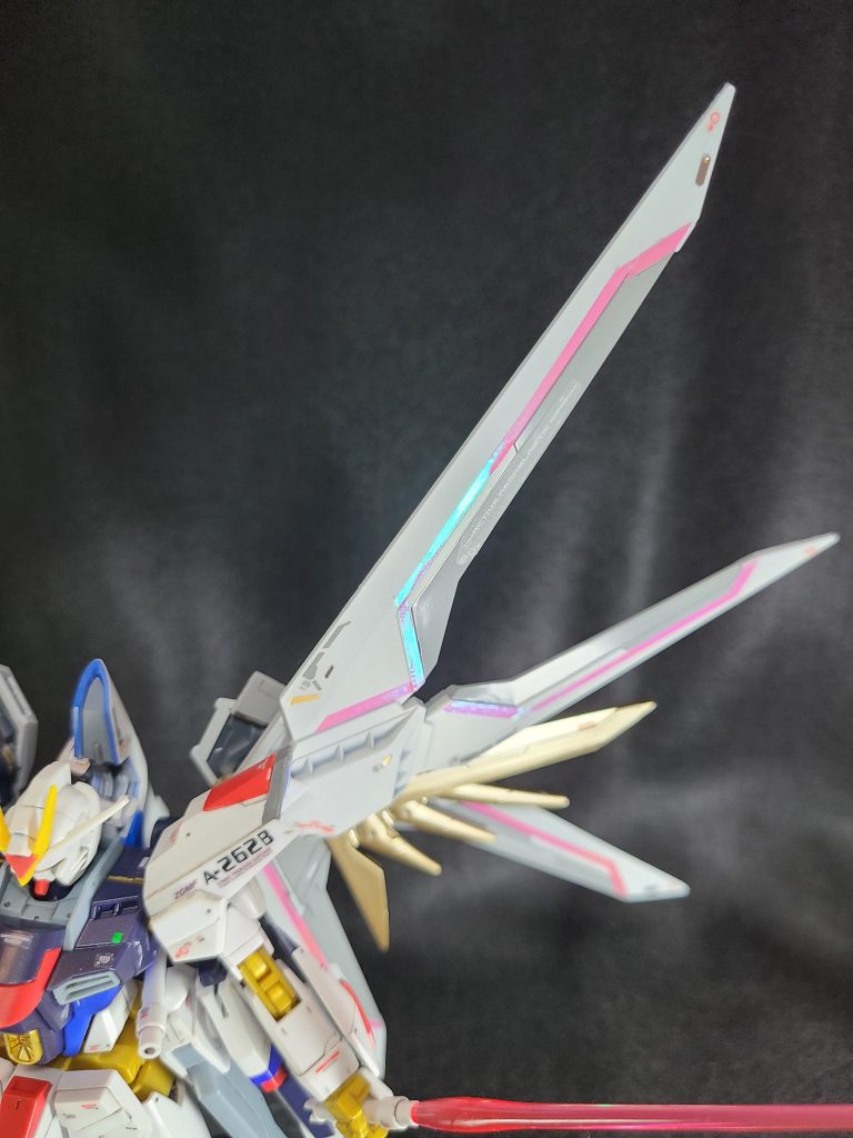 左肩の型式は、MGやRG、連邦汎用などのデカールから切り刻んで作成しました。