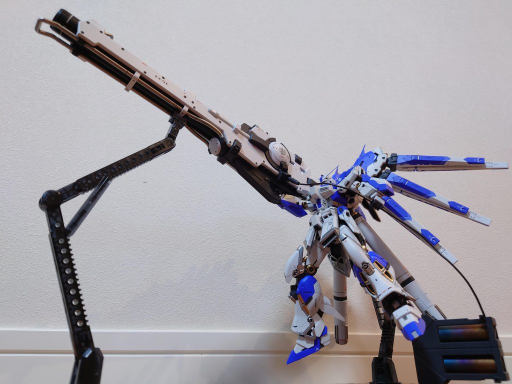 ハイパーメガバズーカランチャーはデカイです。いい感じで写真撮ろうと思い床にはいつくばって写真撮りましたが、何かイマイチなアングルです。ハイパーメガバズーカランチャーはちょこちょこメタリックで塗装電源部分はチタン焼き風塗装