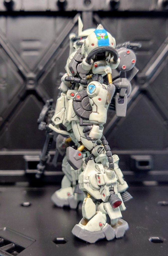 今回は、シン・マツナガ機のデカールが無かったので、肩ののマークはそれっぽく書いてみました（笑）。後、いつもの事ですが塗りムラがまだまだあります。今回は白ベースが多いので余計にムラが目立ちます…(´；ω；｀)。筆塗り上手くなりたい…。