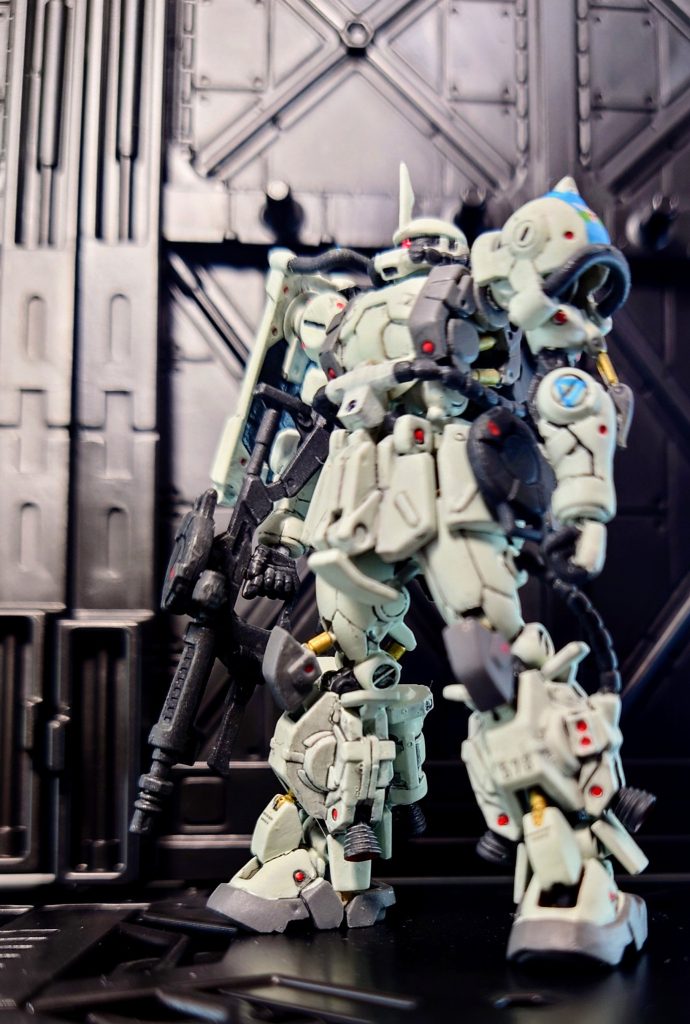 今回、一番楽しみにしていたザクⅡですが、BOXに入っていたのは2箱だけ…(´；ω；｀)結果、黒い三連星の再現が不可能だったので、なら他の機体に塗装してやろうと考え、先ずはシン・マツナガのザクⅡを思いついたので、今回制作してみました。