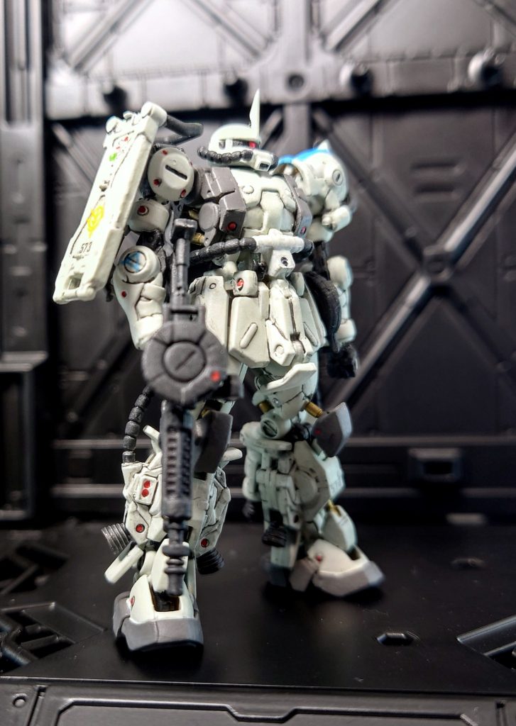 ガンダムアーティファクト4th.の中で、多分一番人気であろう高機動型ザクⅡ。第4弾を締め括る作品として、ザクⅡをシン・マツナガ機カラーで塗装してみました。