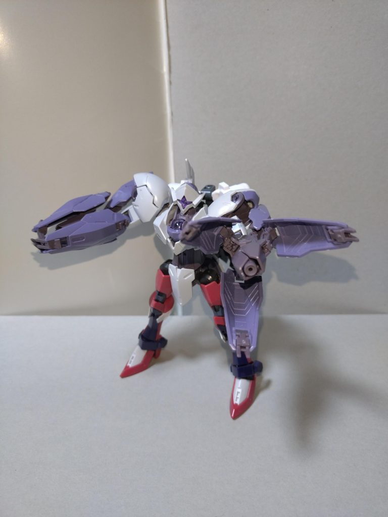 両腕のビームブレイサーは変わらないが、無線制御式になった。ただし水中では分離できない。