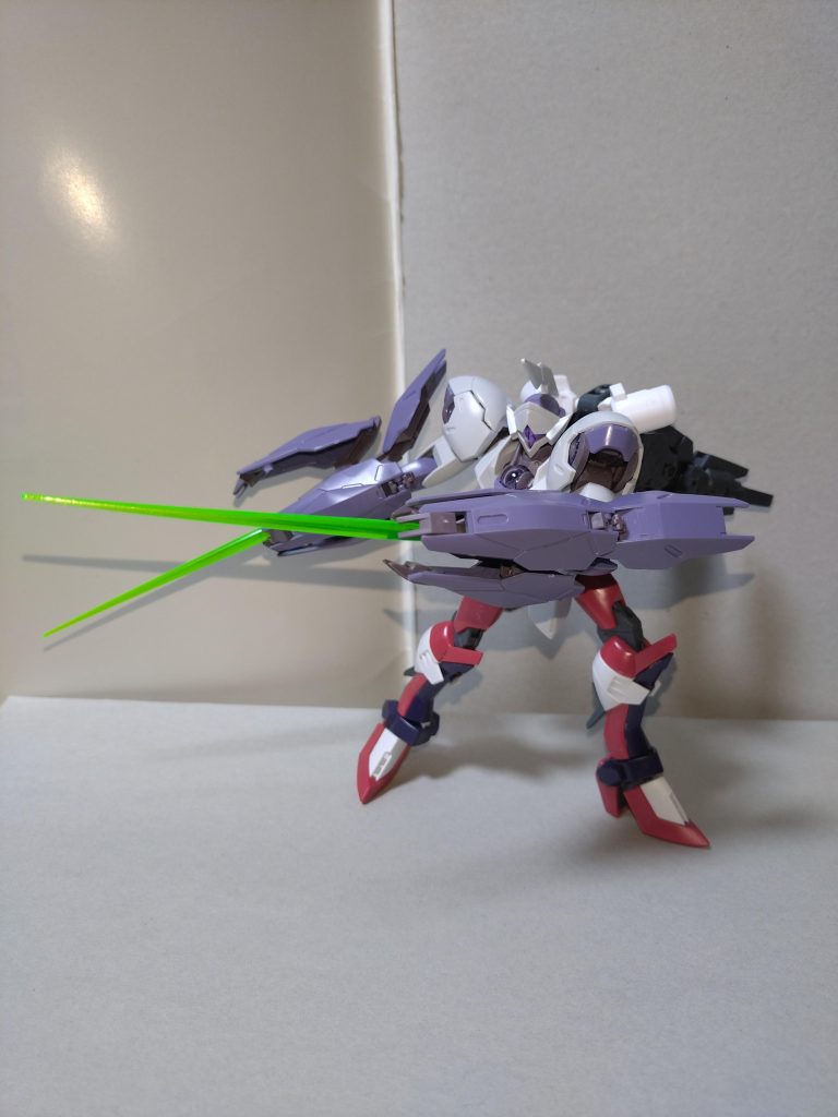 ビームブレイサーのビームサーベル発振器機能に加え、さらに脚部にビームブレードを持ち、白兵戦能力がより向上している。