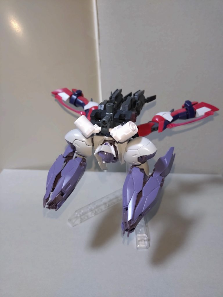 巡航形態への可変機構もあり、ヒジを曲げ、頭部と下半身を180度回転し、さらに脚部を90度回転させることで巡航形態になる。水中ではスクリューよろしく、下半身を常時回転させ、迫りくる敵機を撹乱させる戦法を取るのが日菜流。背部のジェットパックは、地上では切り離すことも多い。 〜羽丘女子学園高等部同窓会報より〜