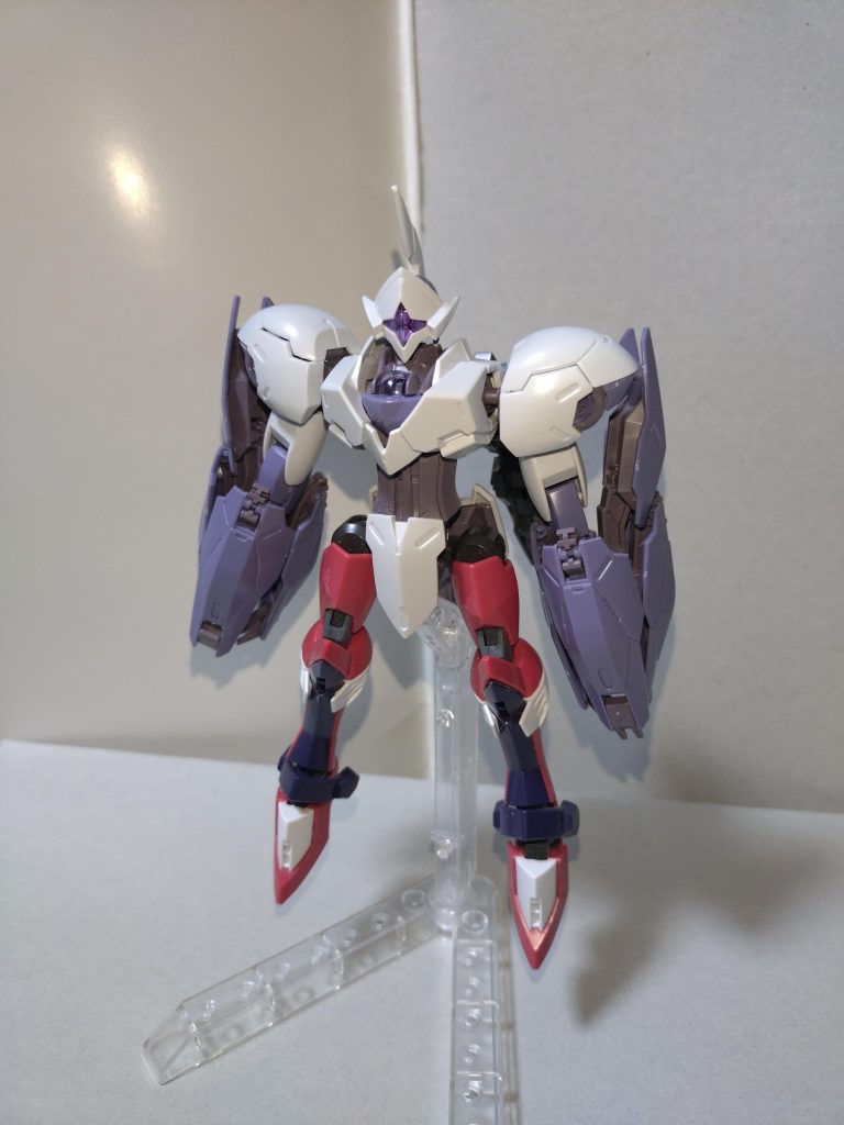 紗夜×ミカエリスD2、つぐみ×ミカエリスEx-Vに続いての再改造ミカエリスですが、今回もバックパックと両脚を丸ごと差し替えました。上半身···ミカエリス両脚···ルブリスソーンの付け根+イモータルジャスティス。ただし、ルブリスソーンの付け根の軸と、イモータルジャスティスの大腿部ロール機構の部分は径があわないので、後者に加工しています。バックパック···メガライドランチャー付属の二穴ジョイントの左右の穴をピンバイスで開口し、30MMのマルチブースターユニットをつなぎました。マルチブースターの基部は接着。