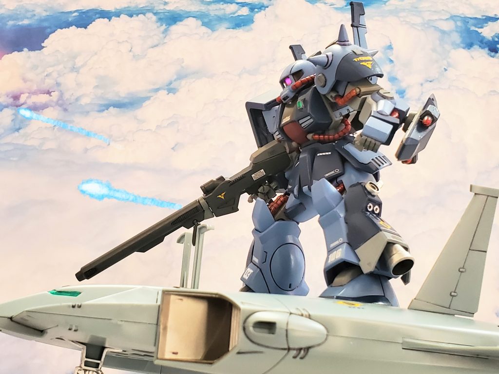 宇宙世紀0087年2月、諜報部より元ベルファスト基地がカラバの1拠点になっている可能性があると報告が上がる❗ベルファスト基地は一年戦争後、民間に払い下げられルオ商会が所有していたが現在は架空の民間企業の管理施設となっているのである😎✨この報告により、バスク大佐はベルリン基地にヤザン大尉を中心とするMS部隊によるベルファスト占拠作戦を命ずる✉️✨各MSはド・ダイ改に乗り込みベルリン基地より次々に飛翔していくMS部隊~🛫ヤザン大尉は新たに届いたビームランチャーを装備し出撃~👊✨