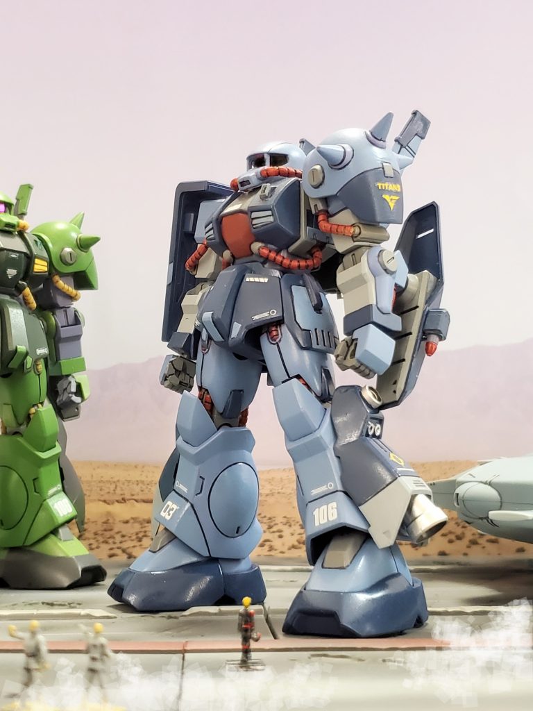 宇宙世紀0087年1月、ティターンズの所属となったベルリン基地に、ジムIIに代わりハイザックが随時配備されていく~😊🎶そして、ベルリン基地のMS部隊を指揮するエースパイロット、ヤザン・ゲーブル大尉には機動力アップの改修が施されたエース用の機体RMS-106-R1『ハイザック高機動型』が与えられた🙌✨この機体はプロトタイプガンダムMkII開発で得られた高機動のノウハウも取り入れた逸品❗エース用にと10機程がロールアウト🎶その内の1機、3号機がヤザン大尉の搭乗機である😌ヤザン大尉は、体制などに囚われず純粋に強敵との戦いを求めるパイロット😎✨心が満たされる相手に出会える事を期待しながら新機体を見上げる☀️