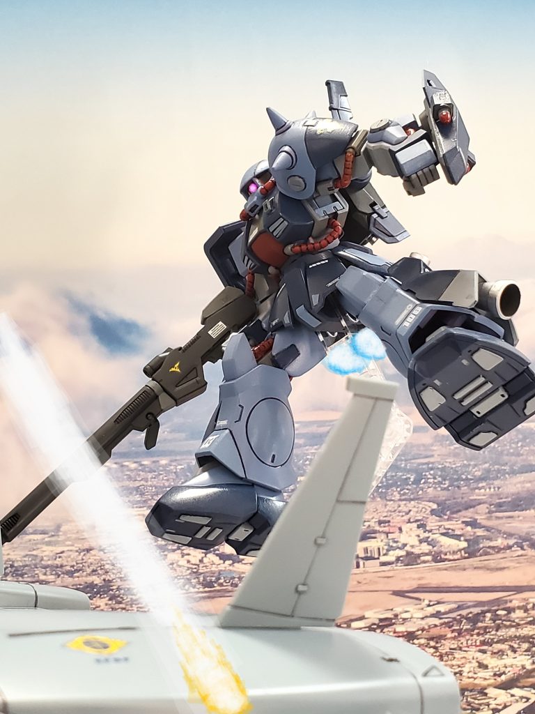 ベルファスト上空に到着すると、どこからともなくエゥーゴ、カラバのMSが迎撃に現れる👀❗予測通りベルファストはカラバの拠点のようである👍しかし、ヤザン大尉は自分の相手となる敵がいないと中隊長のラムサス中尉、ダンケル中尉に戦闘を任せる😞💨その時❗ヤザン大尉のハイザックに鋭く打ち込まれるバズーカ弾💥咄嗟にド・ダイから離れ回避する~🤩