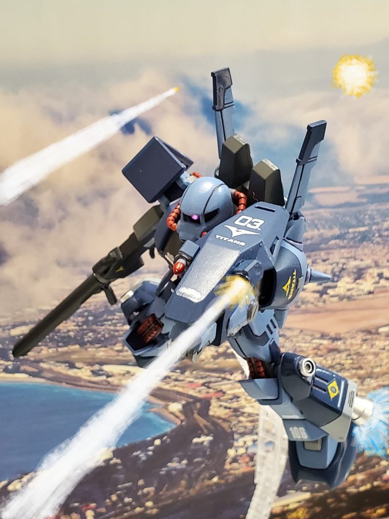 ド・ダイから離れても高い空中機動力で空中戦を展開するヤザン大尉のハイザック🙌✨巧みなバーニア操作で攻撃をかわし、シールド両脇に備えられたミサイルランチャーを打ち込む💪