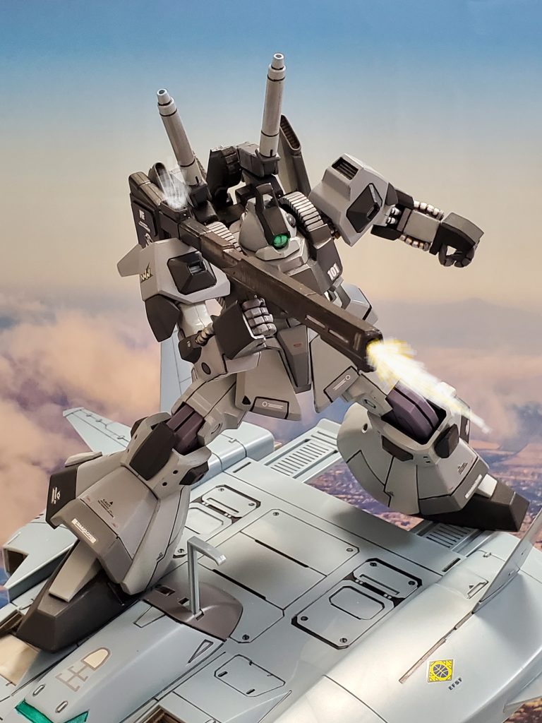 相手はデータ照合により、数ヶ月前、強化人間の操るプロトタイプガンダムMkIIを退けた機体と一致❕この攻撃と照合結果に期待で心が踊るヤザン大尉🎶どうやら飢えを満たす相手が現れたようだ😎✨そのエゥーゴの機体、白いリック・ディアスは続けざまにバズーカを放つ👊🎵