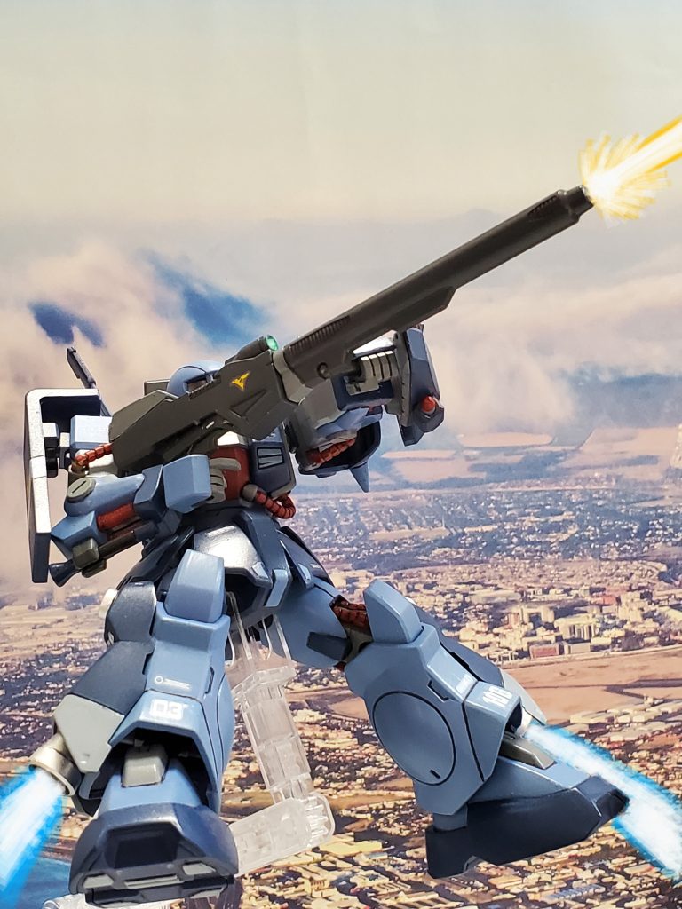 一筋縄ではいかない相手に歓喜しながら応戦するヤザン大尉~🎶そして、脚部バーニアを全開にし機体を空中で安定させ、強力なビームランチャーを放つ👊✨このランチャーは現在開発中の次世代MSに装備予定のビーム兵器の試作品である😌🎵