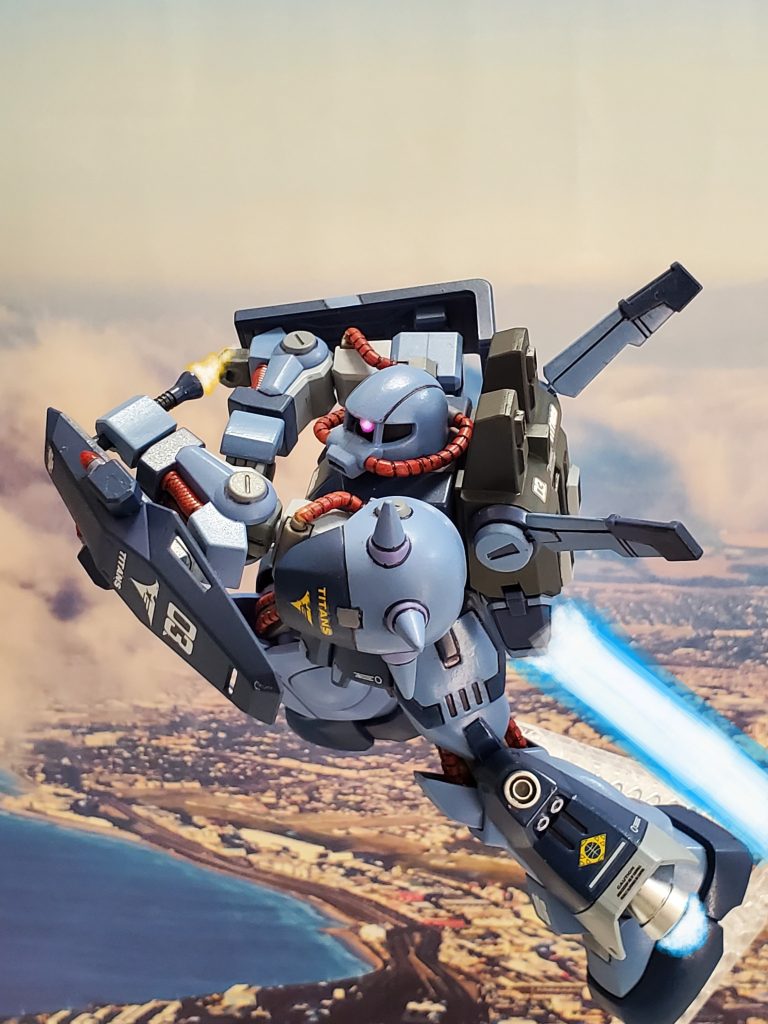 滞空しながらの交戦ではビームランチャーは扱いにくいと判断したヤザン大尉は接近戦へと移行する❗ハイザックの右腕にマウントされているビームサーベルを抜き、機体の持ち味である瞬発力を生かし一気に間合いを詰める~👊✨