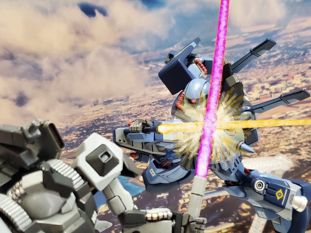 白いリック・ディアスもハイパービームサーベルを抜き接近戦に応じる❗互いに自分の技量の引出しから、次々に業を繰り出す🎵実力伯仲~🤩