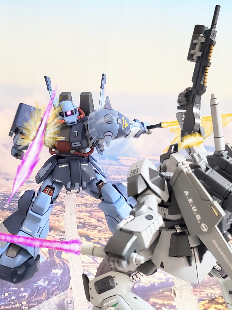 足場のない空中戦で互角の戦闘が続く💦技量が均衡する二人❕そんな中、ついに互いの攻撃がヒット🤩両機とも相手の右腕を切り落とす~⚔️✨そして余力が尽きかけた両者だが、白いリック・ディアスは頃合いとばかりに戦線を離脱する…🏃💨決着は着かなかったが、全力を出せる相手と戦えてヤザン大尉は満足していた😋🎵