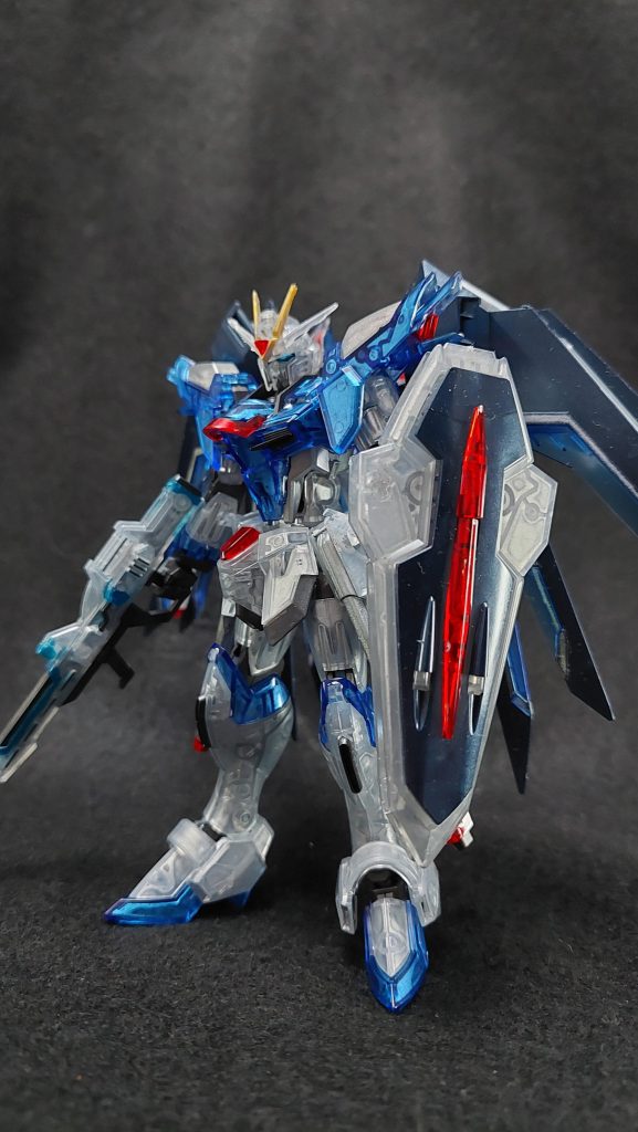 初日朝イチに観に行くし買えるかな? まあ買えなくても……くらいのつもりだったのですが、映画館内の熱気に押され気がつけばパンフは豪華版、加えてこちらのキットを購入していました。クリアカラーのガンプラを作るのは初、映画上映中のガンプラを作るのも初と初めてづくし。